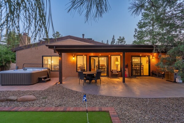 Terrace/patio - Close to Trails! Hot Tub, Fire Pit, Putting Green! (Sedona)