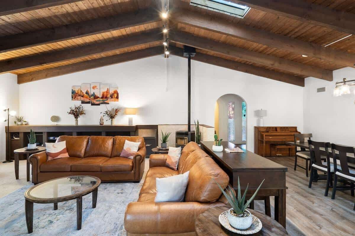 Smart TV, fireplace, books, offices