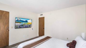 4 habitaciones, escritorio y tabla de planchar con plancha