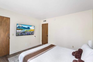 4 habitaciones, escritorio y tabla de planchar con plancha 