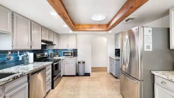 雪櫃、微波爐、焗爐、爐具