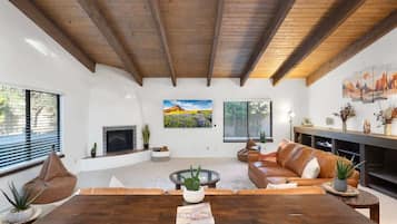 智能電視、壁爐、 辦公室