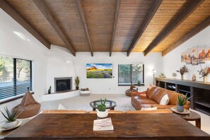 Smart TV, fireplace, offices - Close to Trails! Hot Tub, Fire Pit, Putting Green! (Sedona)