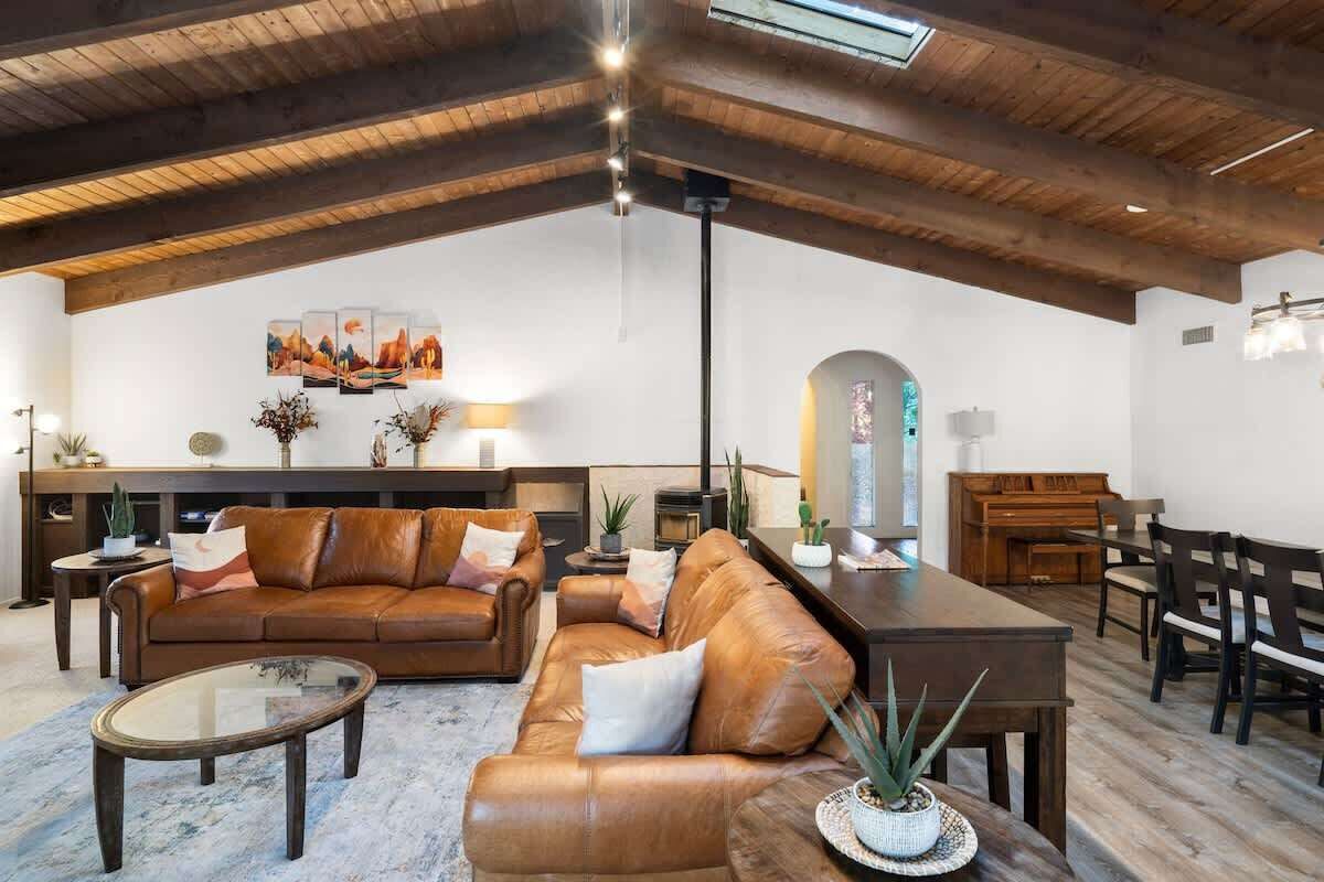 Smart-TV, Kamin, Arbeitsbereiche