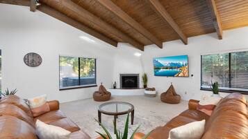 Smart-TV, Kamin, Arbeitsbereiche