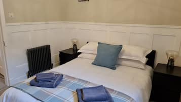 1 habitación, escritorio, tabla de planchar con plancha y wifi