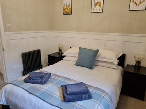 1 bedroom, desk, iron/ironing board, WiFi - Cove Lochside Apartment with Sea and Sunset Views (Helensburgh)