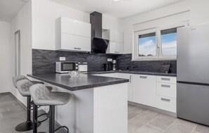 Fridge, oven, stovetop, dishwasher