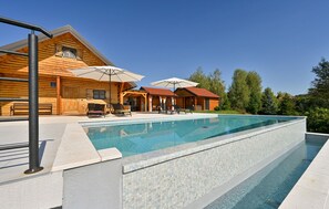 Et oppvarmet basseng