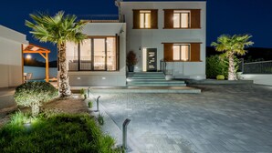 A modern two-story house with a covered patio, a swimming pool, and a well-maintained garden. - Beautiful home in Plano (Plano)