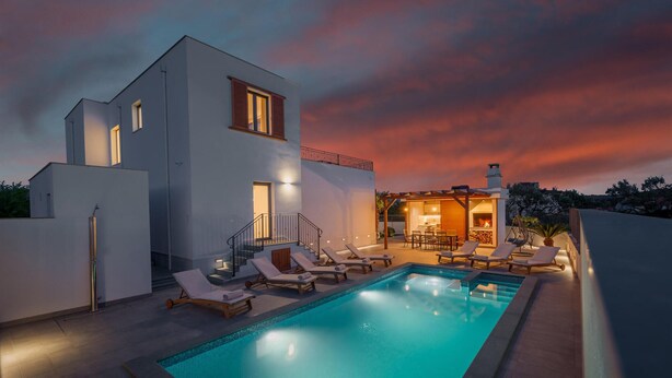 A modern house with a swimming pool, outdoor seating, and a fireplace. - Beautiful home in Plano (Plano)