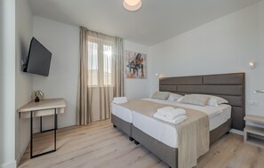 6 bedrooms, iron/ironing board, travel cot, free WiFi - Stunning home in Plano (Plano)