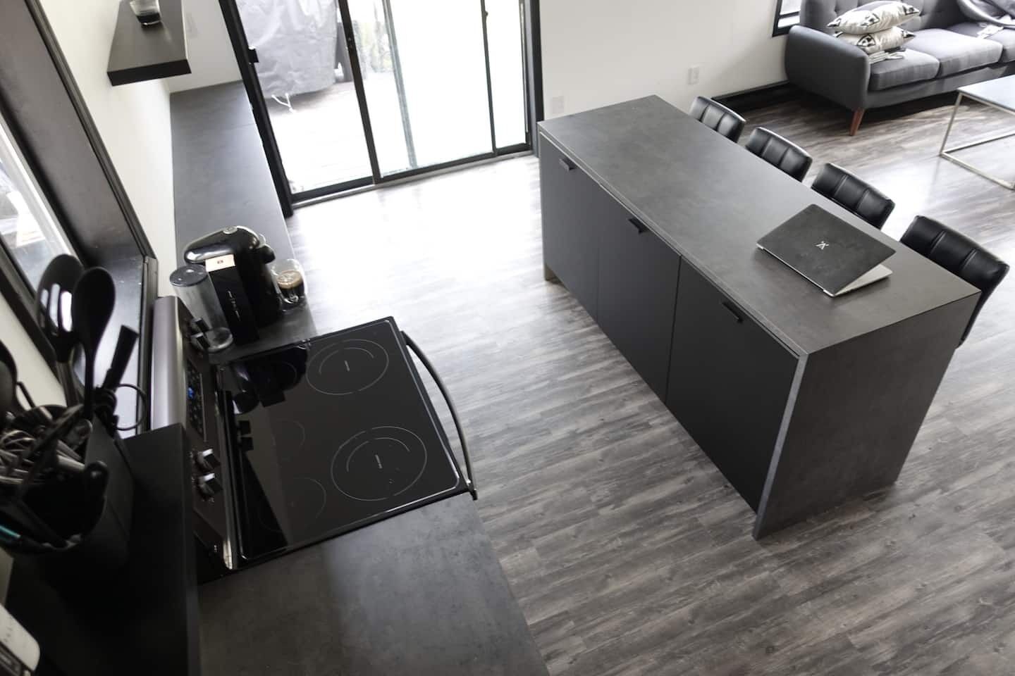 BLVCK Cabin w/ HotTub in the Mountains near Bushkill Falls