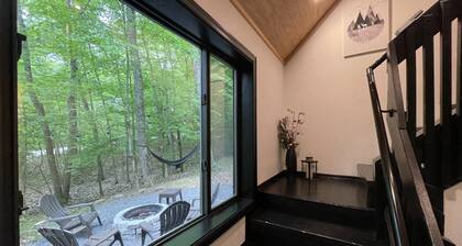 BLVCK Cabin w/ HotTub in the Mountains near Bushkill Falls