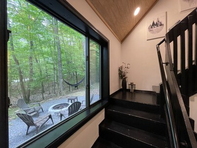 BLVCK Cabin 1  w/ wood  HotTub  near Bushkill Falls