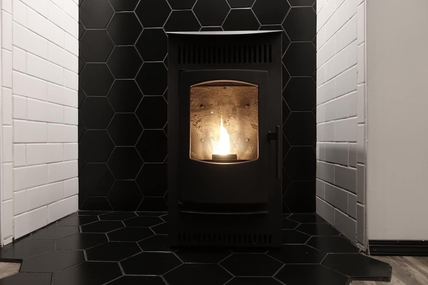 Una chimenea moderna con un diseño de baldosas hexagonales a su alrededor.