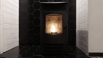 Una chimenea moderna con un diseño de baldosas hexagonales a su alrededor.