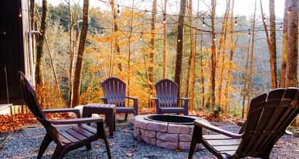 BLVCK Cabin w/ HotTub in the Mountains near Bushkill Falls