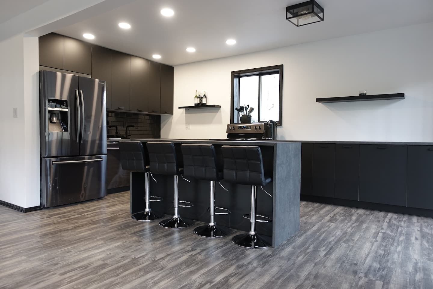 BLVCK Cabin w/ HotTub in the Mountains near Bushkill Falls