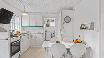 Frigorífico, placa de cocina, cafetera o tetera y utensilios de cocina