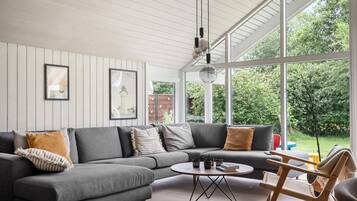 Televisión, chimenea y tenis de mesa