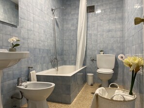 A bathroom with a bathtub, toilet, sink, and bidet. - Padrón Centro, Camino De Santiago (Padrón)