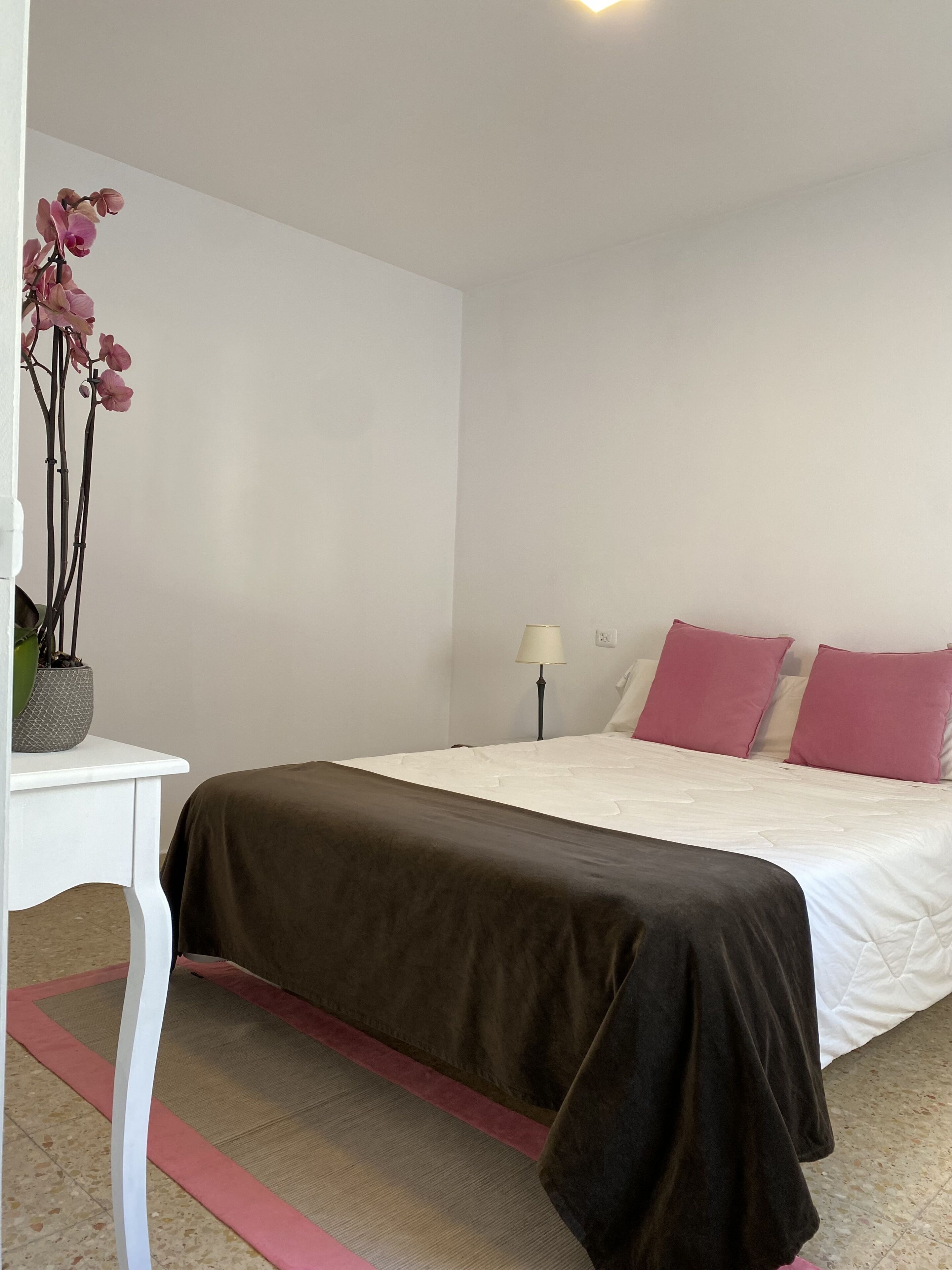 2 habitaciones, tabla de planchar con plancha, cuna de viaje y wifi 
