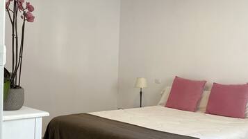 2 habitaciones, tabla de planchar con plancha, cuna de viaje y wifi