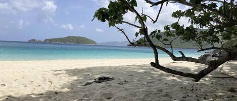 Perto da praia, espreguiçadeiras, toalhas de praia 