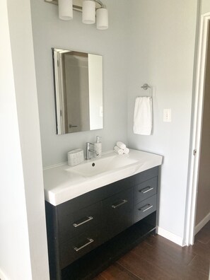 تجهيزات دش، مجففات شعر، مناشف، صابون