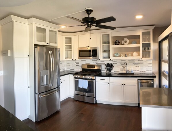 ثلاجة، ميكروويف، فرن، موقد طهي مسطح