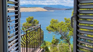 A balcony with a view of a lake, mountains, and a bridge in the distance. - Cozy apartment in Jadranovo with house sea view (Jadranovo)