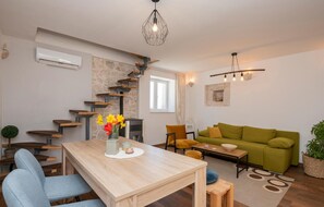 Interior - 2 bedroom nice home in Runovici (Runovici)