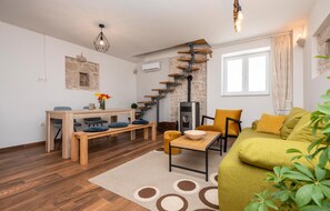 Interior - 2 bedroom nice home in Runovici (Runovici)