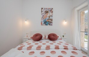 2 bedrooms, travel cot, free WiFi, bed sheets