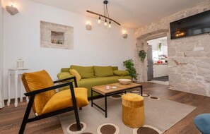 TV - 2 bedroom nice home in Runovici (Runovici)