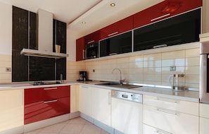 Kühlschrank, Mikrowelle, Ofen, Herdplatte