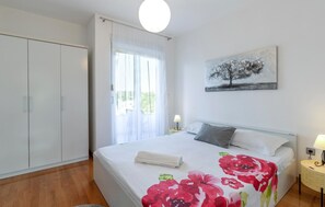 6 bedrooms, iron/ironing board, travel cot, free WiFi