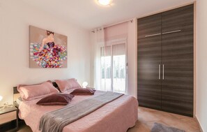 6 bedrooms, iron/ironing board, travel cot, free WiFi - Gorgeous home in Bibinje (Bibinje)