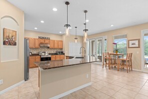 Fridge, microwave, oven, stovetop - Lakeview Villa w/8 Bedrooms 5 King Suite 3 miles to Disney (Kissimmee)