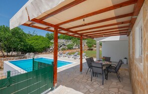 Outdoor dining - Awesome home in Poljica (Poljica)