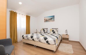 1 bedroom, in-room safe, travel cot, free WiFi - Awesome home in Poljica (Poljica)