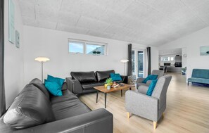 Smart-TV, Tischfußball, Tischtennisplatte