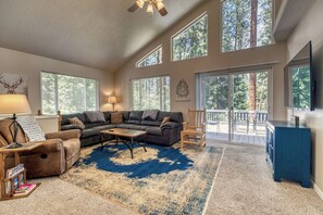 Smart-TV, Kamin, DVD-Player, Bücher