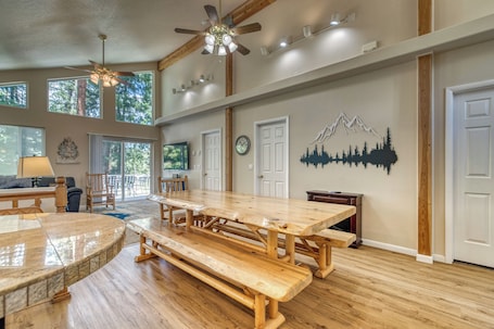 Interior. Holiday Tree House - with community pool & golf!