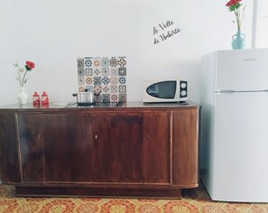 Frigorifero, microonde, forno, piano cottura