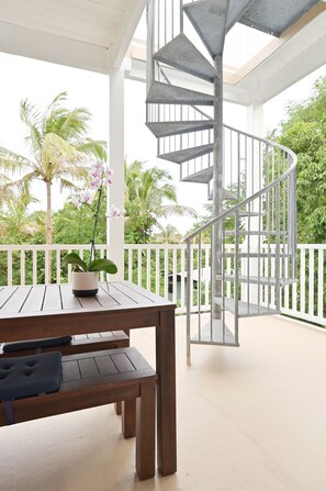 Outdoor dining - Secluded Jungle Penthouse with Rooftop Observation Deck (Pahoa)