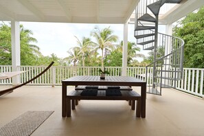 Outdoor dining - Secluded Jungle Penthouse with Rooftop Observation Deck (Pahoa)