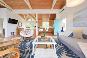 Smart TV, books, printers - Secluded Jungle Penthouse with Rooftop Observation Deck (Pahoa)