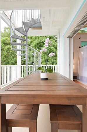 Outdoor dining - Secluded Jungle Penthouse with Rooftop Observation Deck (Pahoa)